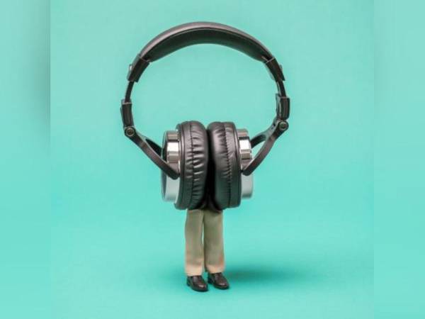 La música sirve como antídoto ante la frenética era digital: cuando el ruido explota, la inmersión total revela un yo profundo y un asombro que no se compra.