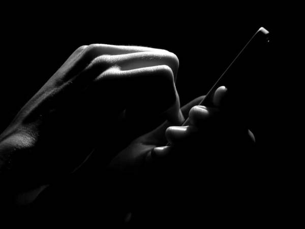 Las redes sociales amplifican videos de los últimos momentos de las víctimas, como Iryna Zarutska y Charlie Kirk, convirtiendo tragedias reales en contenido viral.