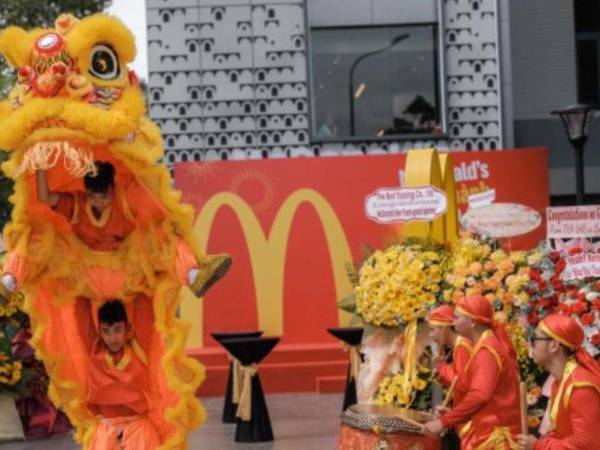 Un espectáculo en la reapertura en octubre del primer McDonald’s en Vietnam, en Ciudad Ho Chi Minh. (Linh Pham para The New York Times)