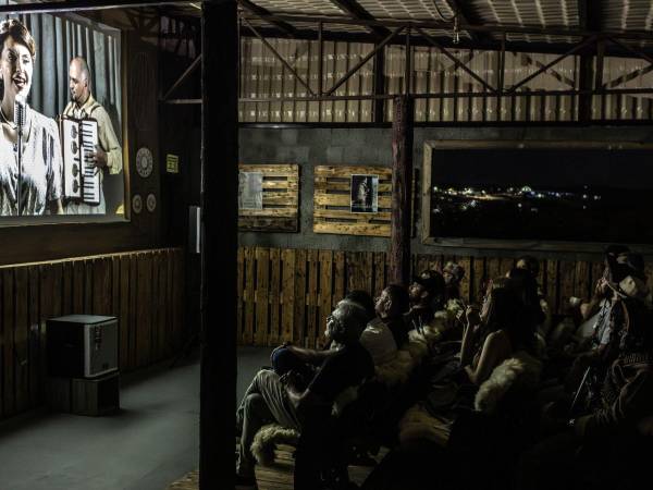 Proyección de una película brasileña en el único cine improvisado de Cabaceiras, Brasil.