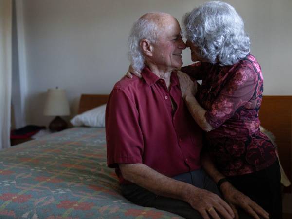 Adultos mayores rompen mitos y disfrutan una vida sexual plena y activa