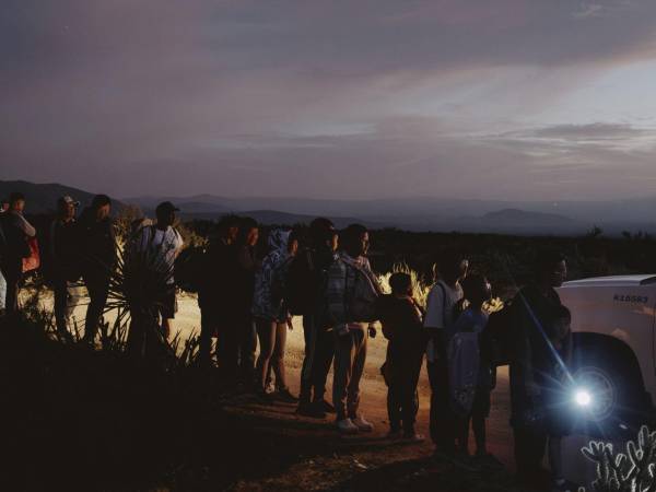 Casi 2.5 millones de personas cruzaron la frontera sur de EU en 2023. Migrantes cerca de San Diego, California.