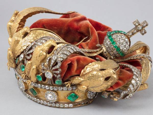 El Museo del Louvre anunció que pronto invitará a restauradores a presentar propuestas para la reparación de la corona, un proceso que será supervisado por un comité de expertos recién formado.