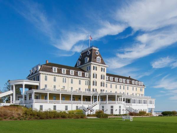 Taylor Swift y Travis Kelce anunciaron su compromiso en agosto de 2025, desatando especulaciones sobre la fecha, el lugar y los detalles de la boda.​​​​​