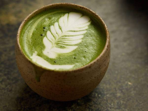 Antes consumido principalmente en las ceremonias del té japonesas, el matcha ahora se mezcla en bebidas como el latte.