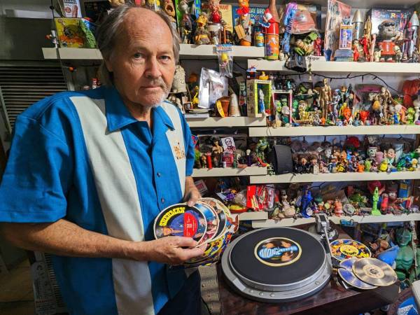 Duane Dimock tiene una gran colección de discos de caja de cereal en su casa de California. “Suenan fatal”, dijo. (Susan Mendolia)