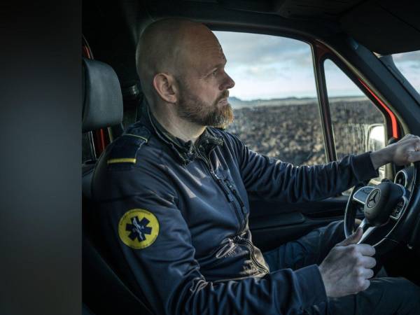 Helgi Hjorleifsson lidera un experimento extremo para desviar ríos de fuego en Islandia, utilizando bombas masivas para proteger ciudades y el turismo.