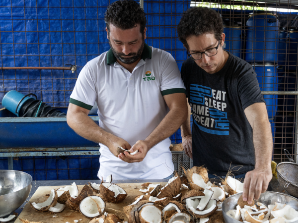 Los hermanos Ricardo y Óscar Fernández abrieron un negocio de alimentos secos al aliviarse las restricciones. (Eliana Aponte para The New York Times)