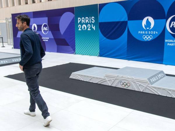 Tony Estanguet, presidente del Comité Organizador de los Juegos Olímpicos de París, pasa junto a un podio fabricado de plástico reciclado por Le Pavé, una startup en un suburbio de París.