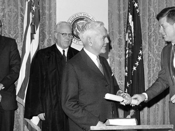 El Presidente John F. Kennedy con John A. McCone, director de la CIA, en 1961. (John Rous/Associated Press)