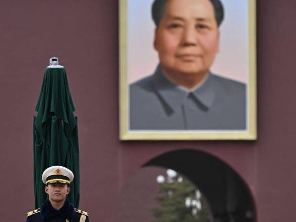 Un soldado hace guardia frente a un retrato de Mao Zedong, líder de la Revolución Cultural de China, en Beijing.