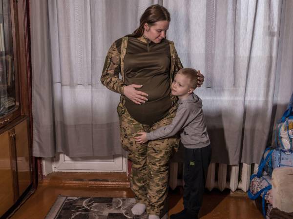 Nadia, operadora de radio, prestó servicio hasta los ocho meses y medio de embarazo. (Oksana Parafeniuk para The New York Times)