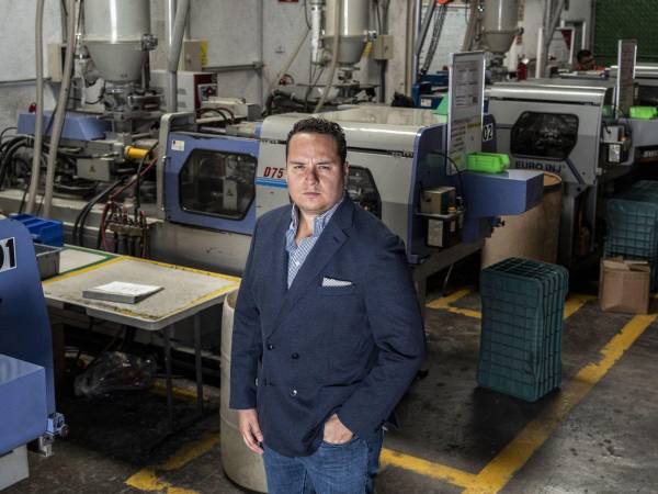 Jorge H. Martínez, dueño de Micro Partes, empresa mexicana que fabrica piezas para líneas de producción.