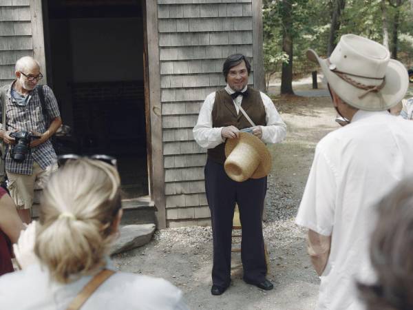 Richard Smith comenzó a interpretar el papel del escritor Henry David Thoreau en la Reserva Estatal del Estanque Walden, Massachusetts, en 1999.