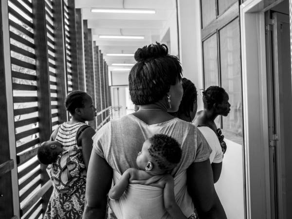 Se halló en Uganda que los fulares con permetrina reducen malaria en los niños.