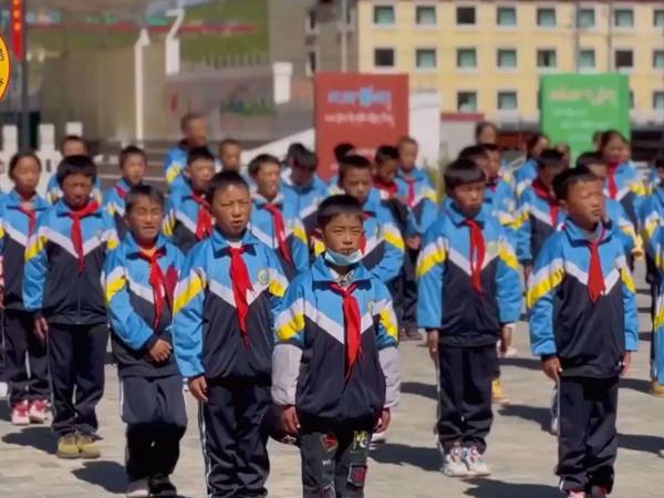 Expertos estiman que 800 mil estudiantes tibetanos de entre 6 y 18 años están en escuelas residenciales en China.
