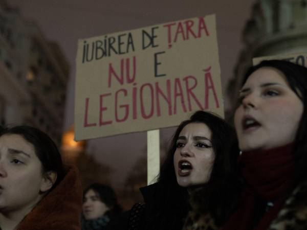 Manifestantes antifascistas durante una protesta en Bucarest. “Atravesamos una crisis de identidad”, dijo una política.