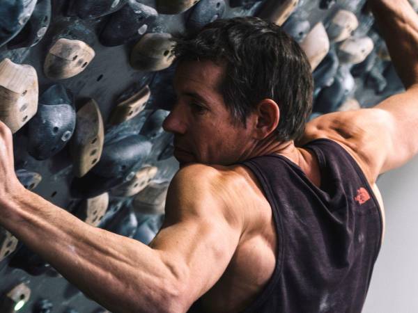 Alex Honnold desafió el vacío durante su ascenso sin cuerda al Taipei 101, uno de los rascacielos más altos del mundo.