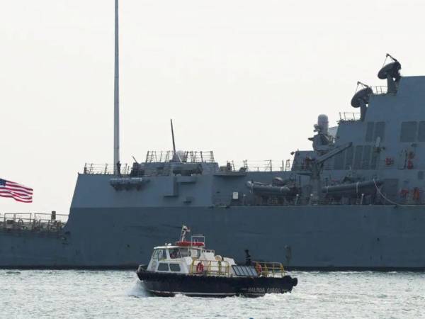 Un destructor de misiles guiados cerca del Canal de Panamá en septiembre, parte de la presencia militar de EU en el Caribe.