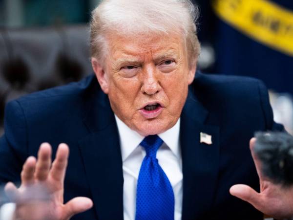 El presidente Donald Trump durante una entrevista en la Casa Blanca, en la que recorrió el Despacho Oval y defendió su estado físico y liderazgo.​​​​​