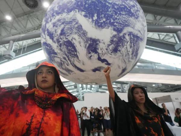 Activistas climáticos participan en una manifestación durante las conversaciones sobre el clima de la ONU en Brasil.
