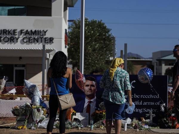 El activista Charlie Kirk fue homenajeado en la sede de Turning Point USA en Arizona, un grupo que él fundó.