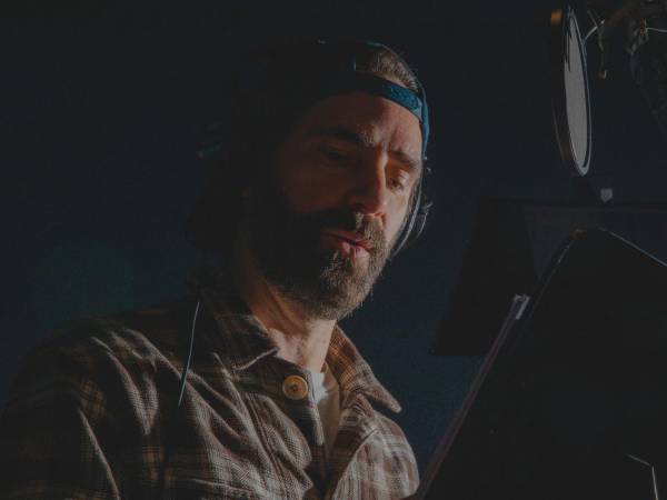 El comediante Phil Hanley, disléxico, grabando el audiolibro de “Spellbound” en un estudio en Nueva York.