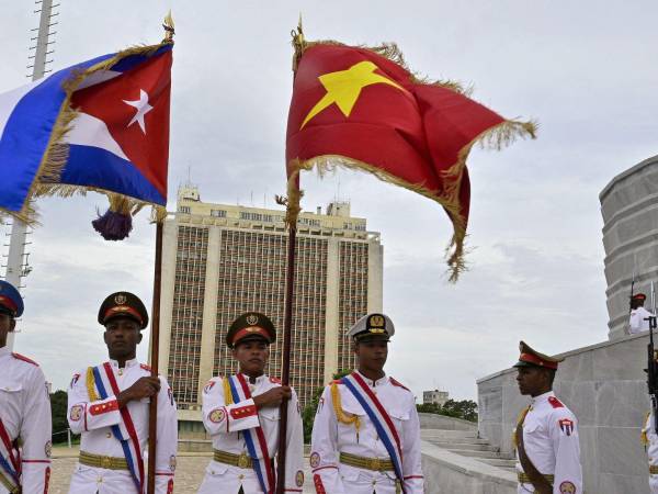Soldados cubanos en una visita en el 2024 de To Lam, el máximo líder de Vietnam, quien prometió estrechar lazos.