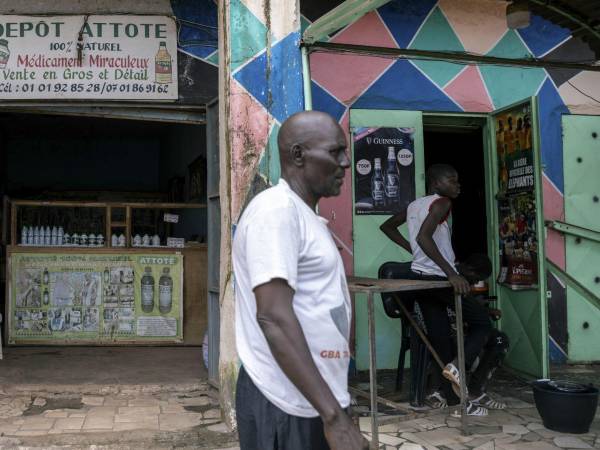 El consumo de estimulantes sexuales ha ido en aumento en Costa de Marfil. Una tienda que vende Attoté.
