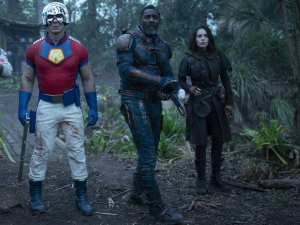 John Cena, quien pronto dejará la lucha profesional, como Peacemaker en “El Escuadrón Suicida” (segundo de izq.).