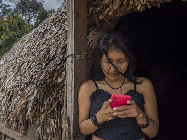 El pueblo marubo usa con frecuencia sus teléfonos cuando la antena Starlink está encendida en su aldea. (Victor Moriyama para The New York Times)