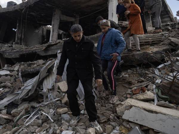 Hani al-Dibs regresó a lo que fue su casa en Jabaliya, en el norte de Gaza, para recuperar los restos de su familia. (Saher Alghorra para The New York Times)