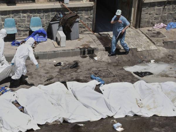 Los cuerpos de algunas de las 2 mil víctimas abatidas en choques en Sweida, Siria, en julio.