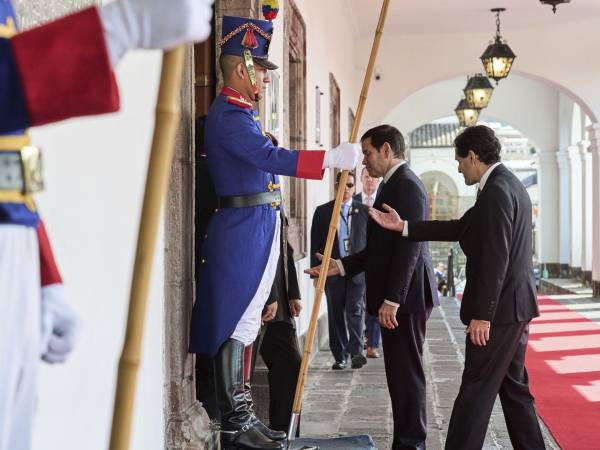 Marco Rubio, el Secretario de Estado de EU, llegando este mes al Palacio de Carondelet en Quito, Ecuador.