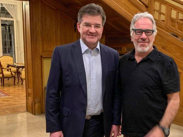 En una imagen sin fecha difundida por legisladores demócratas en Estados Unidos, Jeffrey Epstein aparece junto a Miroslav Lajcak, quien renunció como asesor de seguridad nacional del primer ministro de Eslovaquia, Robert Fico.