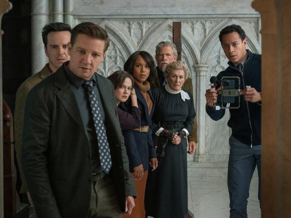 (De izq.) Jeremy Renner, Andrew Scott, Cailee Spaeny, Kerry Washington, Glenn Close, Thomas Haden Church y (der.) Daryl McCormack en “Wake Up Dead Man”. (John Wilson/Netflix)