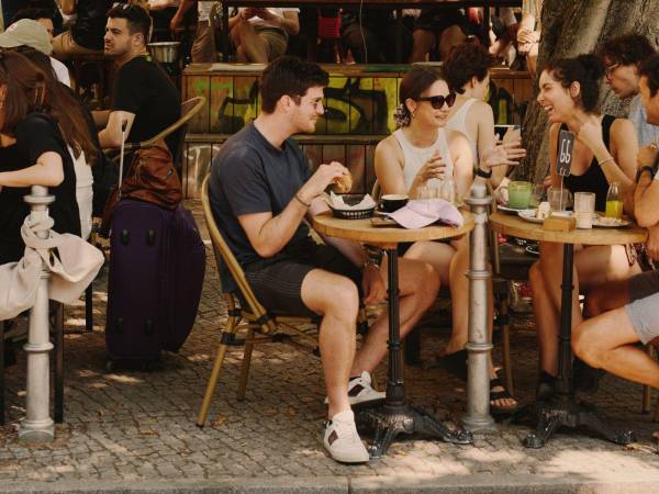 Un croissant en La Maison, un café con un “ambiente de ver y ser visto”. (Robert Rieger para The New York Times)Durante la pandemia, la escena nocturna de Berlín entró en pausa y la gente se dirigió a cafés como La Maison.