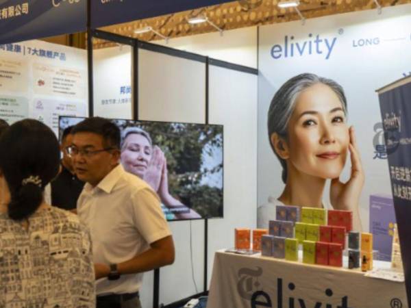 Participantes de una conferencia sobre longevidad y antienvejecimiento mostraron productos en Shanghai.