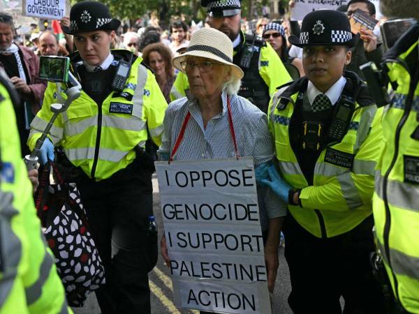 Un manifestante arrestado en una protesta en Londres el 6 de septiembre contra el veto al grupo Palestine Action. Graham Linehan, activista antitransgénero, fue arrestado por sus publicaciones en línea.