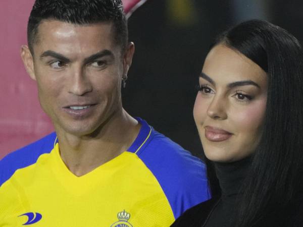 Cristiano Ronaldo y Georgina Rodríguez en un evento de Al Nassr, el equipo saudita con el que juega, en Riad en el 2023. (Amr Nabil/Associated Press)