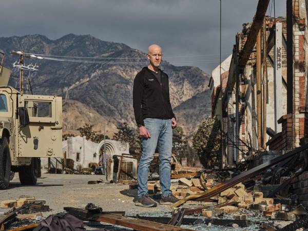 Tim Cadogan, director ejecutivo de GoFundMe, en Altadena, California, que fue diezmada por los recientes incendios. (Philip Cheung para The New York Times)