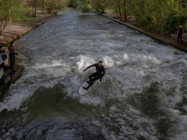 Tras una tragedia y el dragado del canal, la comunidad surfera de Múnich pelea contra ingenieros y multas para recuperar el alma acuática de su ciudad.