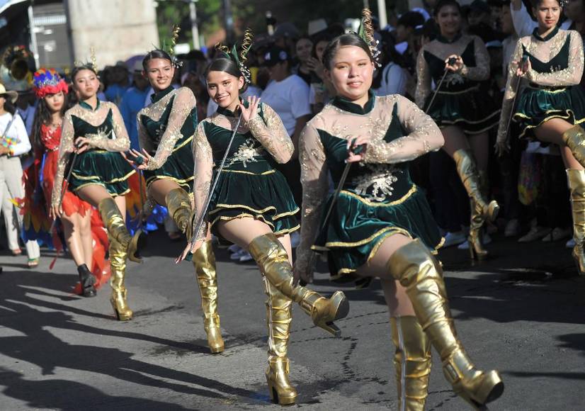 Elegantes y sincronizadas: las palillonas con los mejores pasos en los desfiles patrios 2023