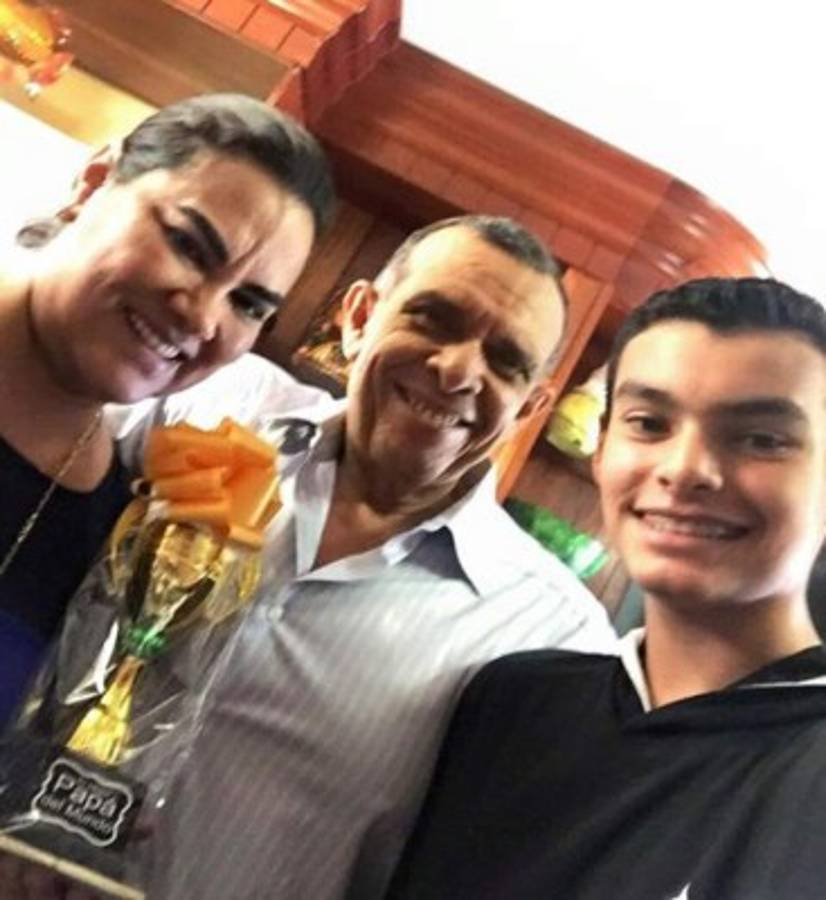 Pepe Lobo publica foto celebrando Día del Padre y desmiente viaje a Estados Unidos