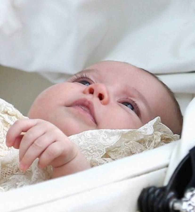 Bautizan a la princesa Carlota de la familia real británica