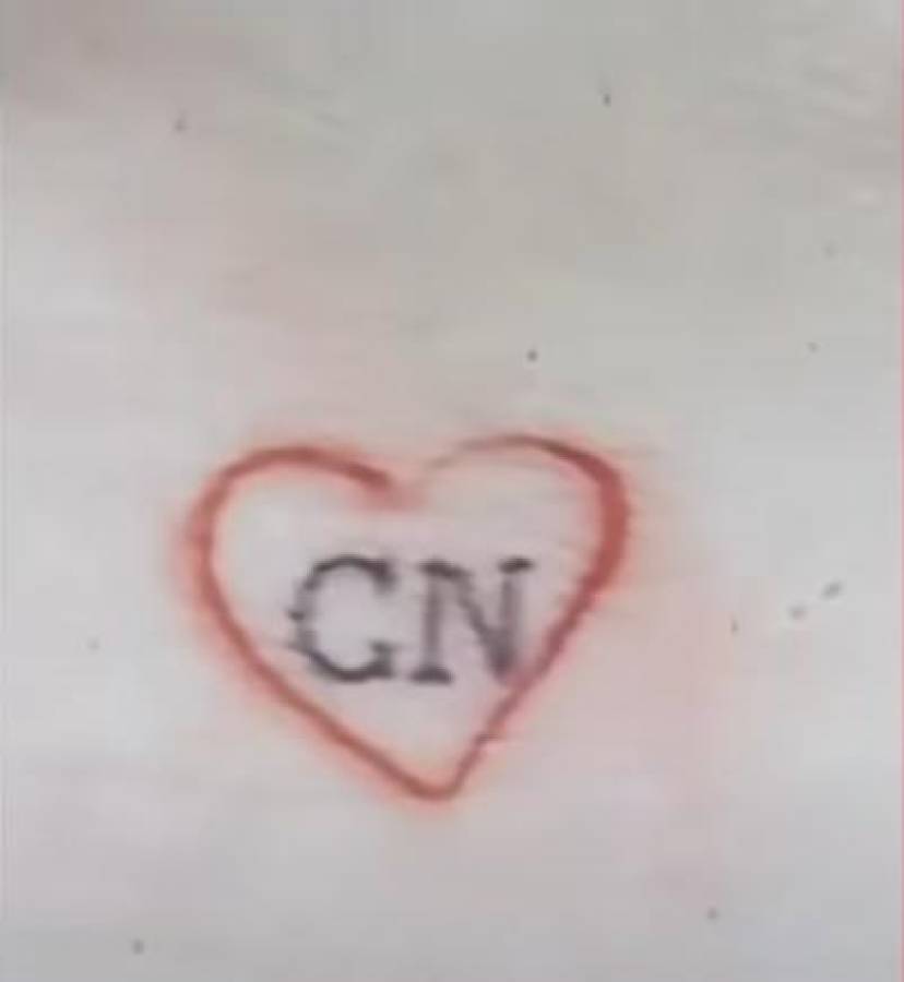 Belinda colocó las iniciales de Christian Nodal (CN) dentro de un corazón.