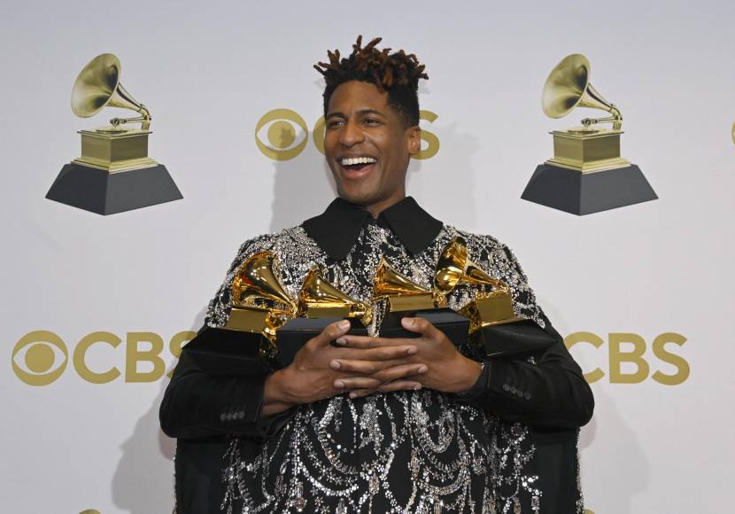 ¿Quién es Jon Batiste, el jazzista que se consagró en los Grammy?