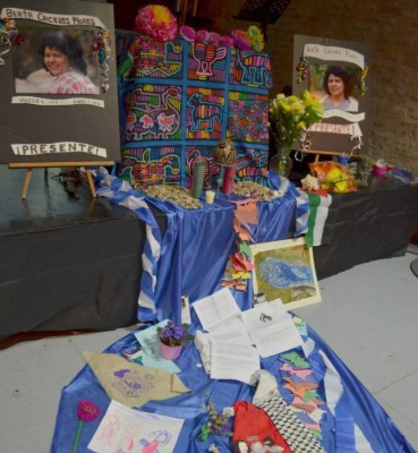 Levantan altar en Chicago a hondureña ambientalista y líder indígena Berta Cáceres