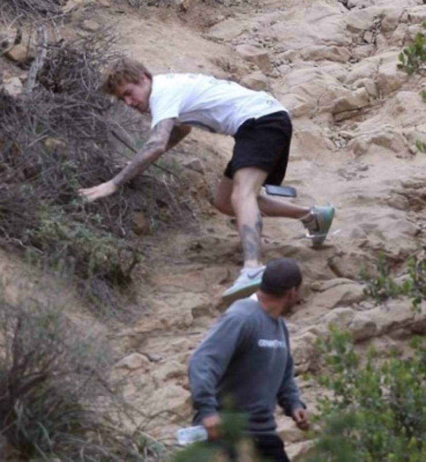 A la estrella pop no le quedó más que tratar de apoyarse en el suelo. Foto @HajarHusseini