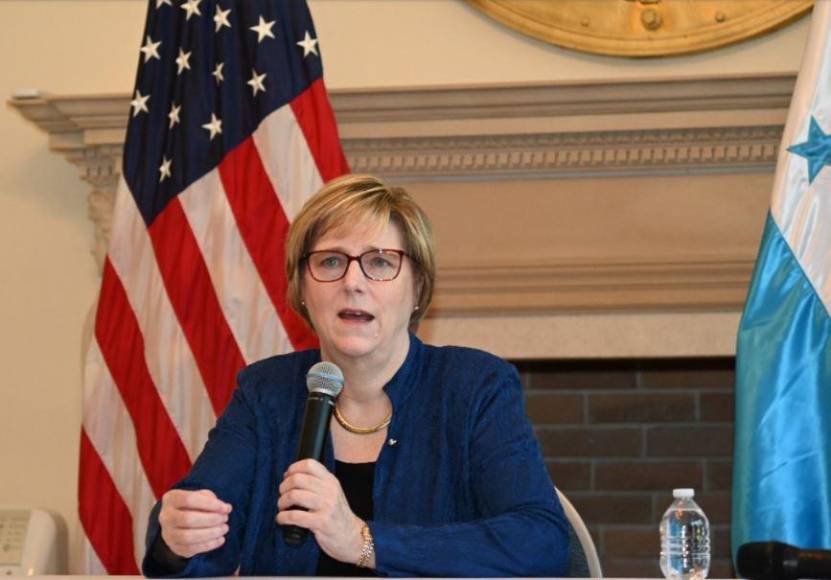 Llega embajadora Laura Dogu a reunión con ministra de Defensa, Rixi Moncada